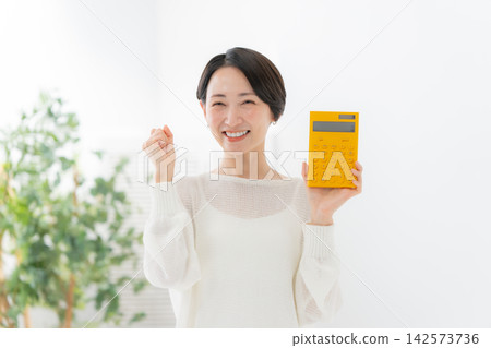 有計算器的婦女 有計算器的婦女 142573736