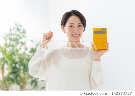 有計算器的婦女 有計算器的婦女 142573737