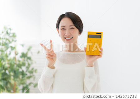 有計算器的婦女 有計算器的婦女 142573738