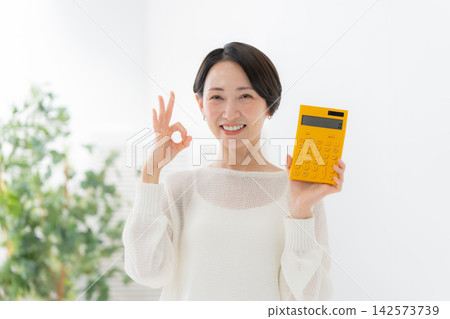 有計算器的婦女 有計算器的婦女 142573739