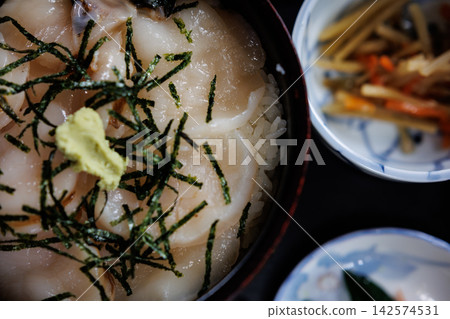 品嚐來自青森縣東通村野牛漁港當地養殖的扇貝。 品嚐來自青森縣東通村野牛漁港當地養殖的扇貝。 142574531