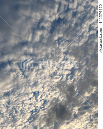 陽光透過雲層灑在廣闊的藍天上。 陽光透過雲層灑在廣闊的藍天上。 142574570