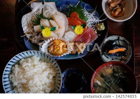 在野牛東通村海邊的一家酒吧享用午餐:新鮮鮪魚、魷魚、野牛扇貝和生海膽。 在野牛東通村海邊的一家酒吧享用午餐:新鮮鮪魚、魷魚、野牛扇貝和生海膽。 142574855