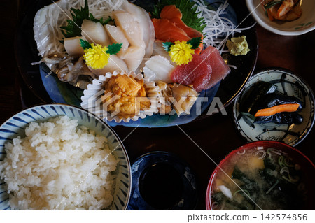 在青森縣東通村野牛的居酒屋，您可以享用新鮮的刺身和包含野牛扇貝和生海膽的套餐。 142574856