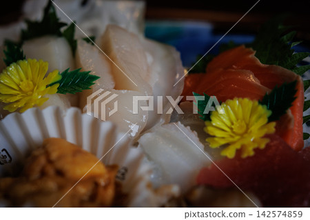 品嚐來自青森縣東通村野牛的新鮮刺身和扇貝、海膽套餐。 品嚐來自青森縣東通村野牛的新鮮刺身和扇貝、海膽套餐。 142574859
