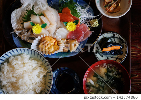 在青森縣東通村的居酒屋(日式酒吧)享用新鮮的刺身套餐。 在青森縣東通村的居酒屋(日式酒吧)享用新鮮的刺身套餐。 142574860