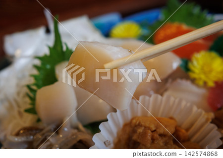 在青森縣東通村的海邊居酒屋享用刺身套餐和野生牛扇貝 在青森縣東通村的海邊居酒屋享用刺身套餐和野生牛扇貝 142574868