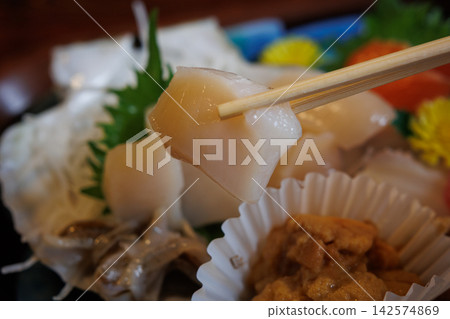 在東通村漁村的一戶居酒屋享用新鮮的刺身午餐套餐。 在東通村漁村的一戶居酒屋享用新鮮的刺身午餐套餐。 142574869