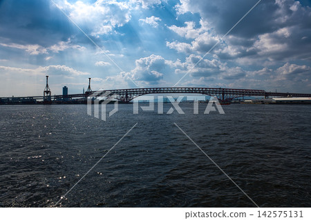 陽光灑在海面和橋樑上 陽光灑在海面和橋樑上 142575131
