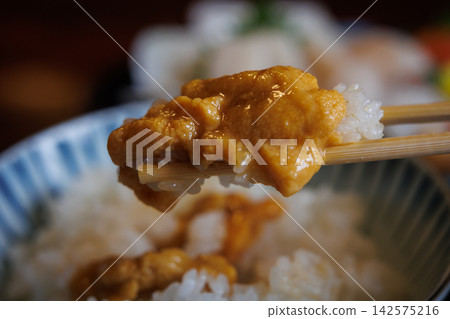 在青森縣東通村的海邊居酒屋享用刺身套餐和新鮮海膽 在青森縣東通村的海邊居酒屋享用刺身套餐和新鮮海膽 142575216