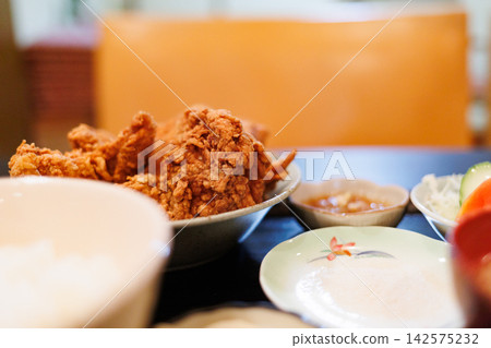在青森縣八戶市一家深夜餐廳享用炸雞套餐 在青森縣八戶市一家深夜餐廳享用炸雞套餐 142575232
