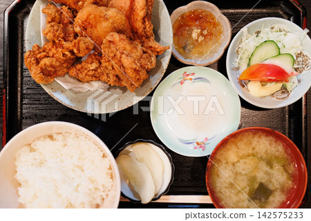 A retro late-night diner in Hachinohe City: A fried chicken set meal using various cuts of chicken. A retro late-night diner in Hachinohe City: A fried chicken set meal using various cuts of chicken. 142575233