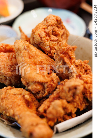 A retro late-night diner in Hachinohe City: A fried chicken set meal using various cuts of chicken. A retro late-night diner in Hachinohe City: A fried chicken set meal using various cuts of chicken. 142575234