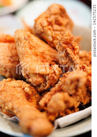 A retro late-night diner in Hachinohe City: A fried chicken set meal using various cuts of chicken. A retro late-night diner in Hachinohe City: A fried chicken set meal using various cuts of chicken. 142575235