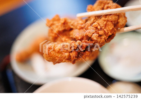 八戶市一家復古的深夜餐廳：提供各種雞肉部位的炸雞套餐。 142575239