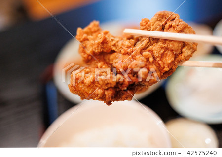 在青森縣八戶市一家深夜餐廳享用炸雞套餐 在青森縣八戶市一家深夜餐廳享用炸雞套餐 142575240