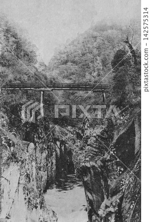 老照片，1918-1933年，宮崎縣，高千穗峽上橋（當時是木橋） 142575314