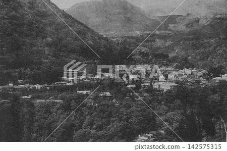 1918-1933 年拍攝的老照片,箱根宮之下溫泉小鎮全景。 1918-1933 年拍攝的老照片,箱根宮之下溫泉小鎮全景。 142575315