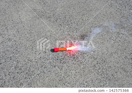 Smoke candle Smoke candle 142575366