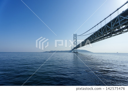 從海看到的明石海峽大橋 142575476