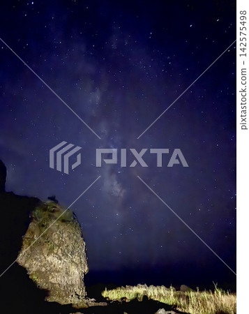 milky way over rocks milky way over rocks 142575498