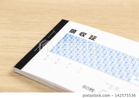 receipt on desk receipt on desk 142575536