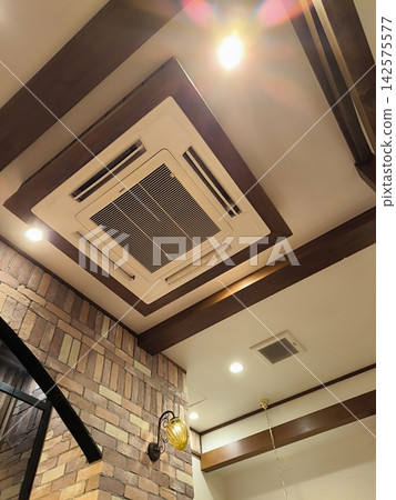 商店採用暖色調照明、木色天花板設計以及吸頂式盒式空調。 商店採用暖色調照明、木色天花板設計以及吸頂式盒式空調。 142575577
