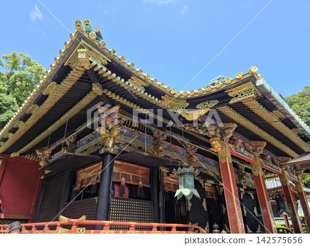 靜岡縣靜岡市—國寶久野山東照宮色彩鮮豔的建築在藍天的襯托下顯得格外醒目 靜岡縣靜岡市—國寶久野山東照宮色彩鮮豔的建築在藍天的襯托下顯得格外醒目 142575656