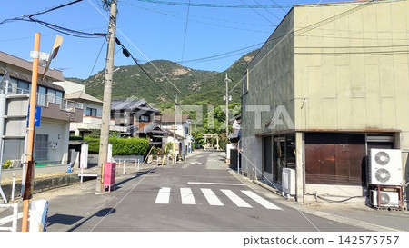 平靜的日常生活,仰望著平坦的山巒。 平靜的日常生活,仰望著平坦的山巒。 142575757