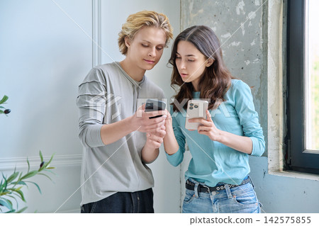 Teen friends looking together at smartphone screen 142575855