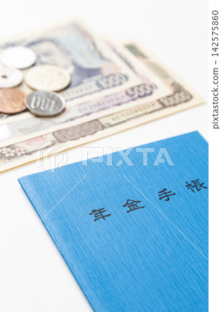 白色背景上的退休金簿和金錢 白色背景上的退休金簿和金錢 142575860