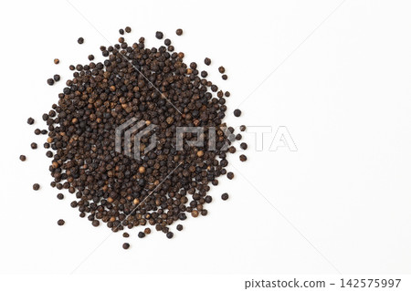 白色背景中的黑胡椒 白色背景中的黑胡椒 142575997
