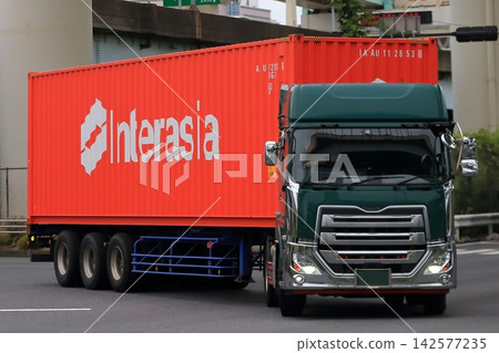 拖車在十字路口右轉的圖片 142577235