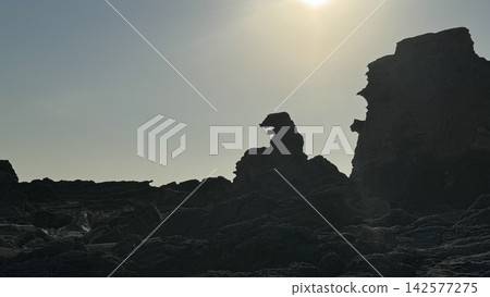 哥吉拉岩,位於秋田縣男鹿半島汐瀨崎,是一塊形狀奇特的岩石。 哥吉拉岩,位於秋田縣男鹿半島汐瀨崎,是一塊形狀奇特的岩石。 142577275