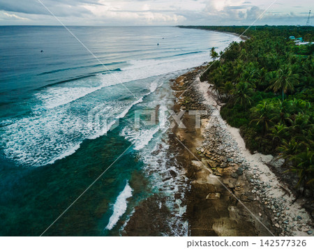 Drone view of sea with waves and coastline on Fuvahmulah island in Maldives 142577326