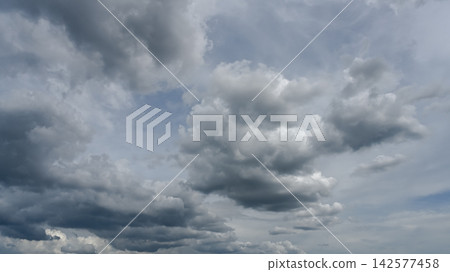 多雲的天空 多雲的天空 142577458