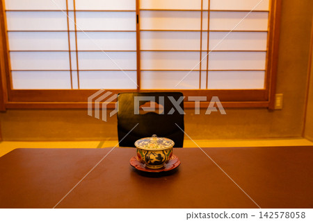 栃木縣傳統的日式溫泉旅館/飯店，在日式客房內提供茶點招待。 142578058