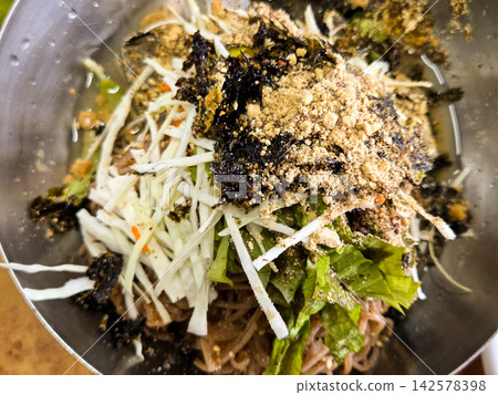 Traditional Korean Cold Buckwheat Noodle Makguksu Traditional Korean Cold Buckwheat Noodle Makguksu 142578398