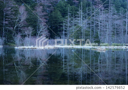 Kamikochi and Myojin Pond in early winter Kamikochi and Myojin Pond in early winter 142579852