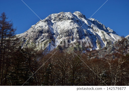 Kamikochi and Mt. Yake, covered in snow Kamikochi and Mt. Yake, covered in snow 142579877