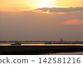 Venetian Lagoon sunset with pink clouds and water reflection 142581216