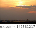 Venetian Lagoon sunset with pink clouds and water reflection 142581217