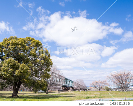 【淀川河公園】寧靜的河畔公園與飛機 【淀川河公園】寧靜的河畔公園與飛機 142581256