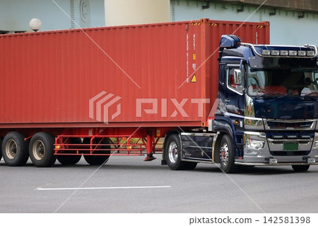 拖車在十字路口右轉的圖片 拖車在十字路口右轉的圖片 142581398