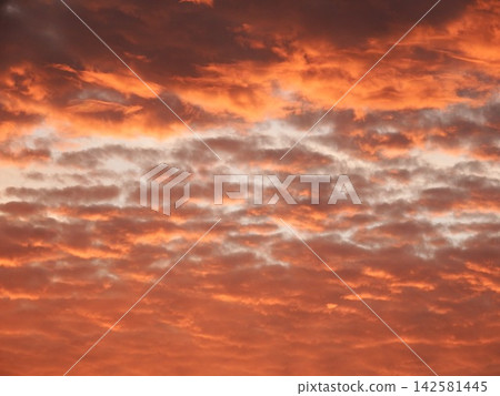 在日落染成的雲彩 在日落染成的雲彩 142581445