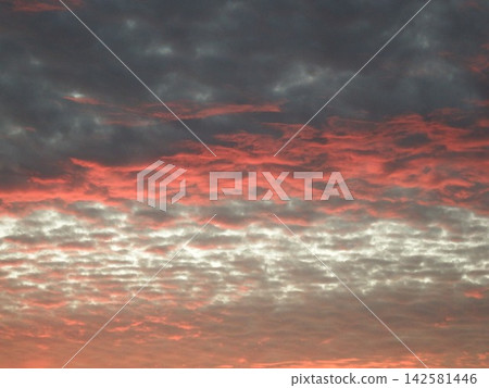 Clouds dyed in sunset Clouds dyed in sunset 142581446