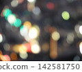 夜色中的霓虹燈光變得模糊不清 142581750