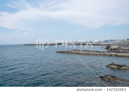 從神奈川縣城島海灘眺望三浦半島。 142582063