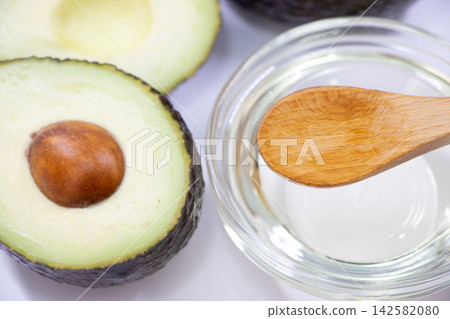 avocado oil 142582080