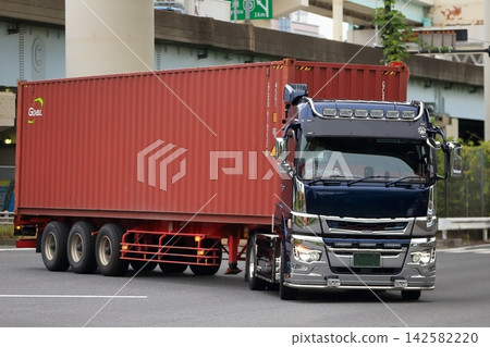 拖車在十字路口右轉的圖片 拖車在十字路口右轉的圖片 142582220